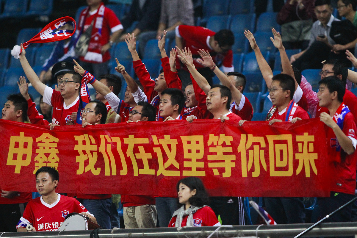 关于强强对话，球场上蔓延着紧张的气氛的信息